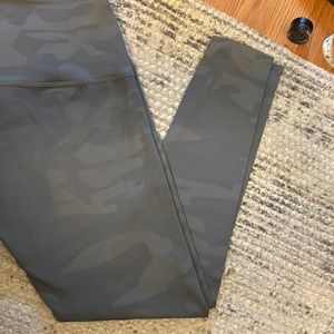 Beyond yoga gray camo leggings